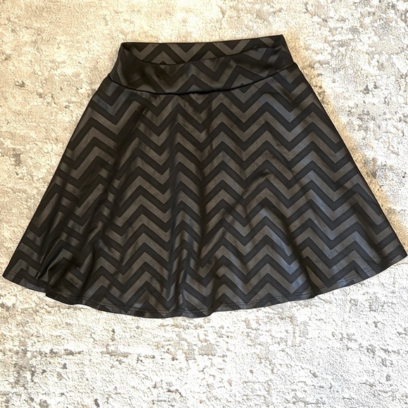 Charlotte Russe Dresses & Skirts - Black Zig Zag Print Flare Skirt